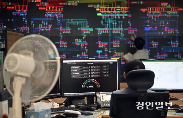 무더운 날씨가 이어지며 전력 수요가 급증하고 있는 가운데 8일 오후 수원시 영통구 한국전력공사 경기본부 전력관리처 계통운영센터에서 관계자들이 전력수급상황을 주시하고 있다. 2025.7.8 /최은성기자 ces7198@kyeongin.com