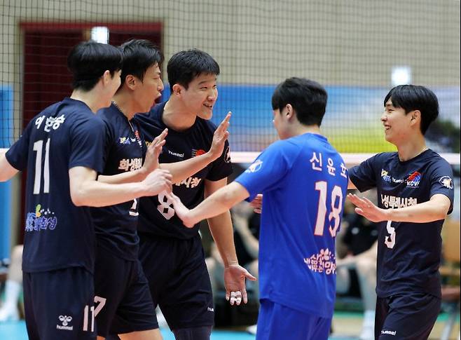 2025 한국실업배구연맹 & 프로배구 퓨처스 챔프전 남자부 조별리그서 우리카드와 경기를 펼치는 화성시청 선수들. 사진=한국실업배구연맹
