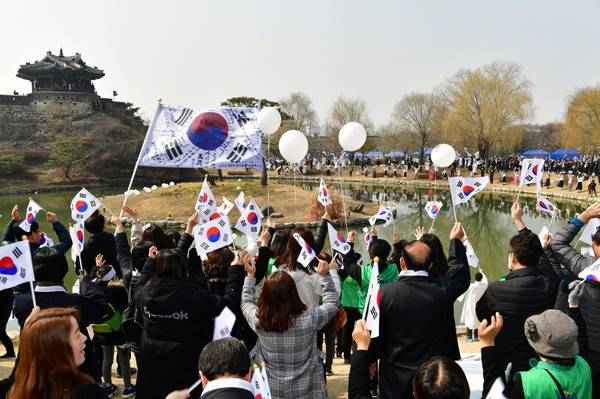 2019년 3·1운동 100주년 기념 시민문화제에서 수원시민들이 방화수류정에서 만세운동을 재현했다