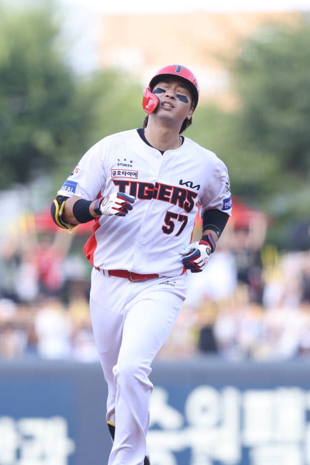 KIA 타이거즈 고종욱(37)이 지난 5일 광주-기아 챔피언스 피륻에서 열린 신한 SOL뱅크 KBO리그 롯데 자이언츠와의 홈 경기에서 솔로 홈런을 때린 뒤 그라운드를 돌고 있다. KIA 타이거즈 제공
