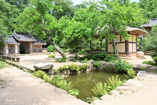 tvN 판타지 사극 ‘환혼’의 촬영지로 알려지면서 주목받고 있는 백운동 원림.