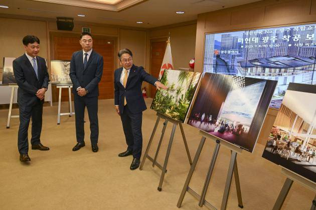 \'더현대 광주\' 착공보고회가 8일 오전 광주시청 비즈니스룸에서 열렸다. 강기정 광주시장과 정지영 현대백화점 대표 등 관계자들이 복합쇼핑몰 조감도를 보며 얘기나누고 있다. /김진수 기자 jeans@kwangju.co.kr