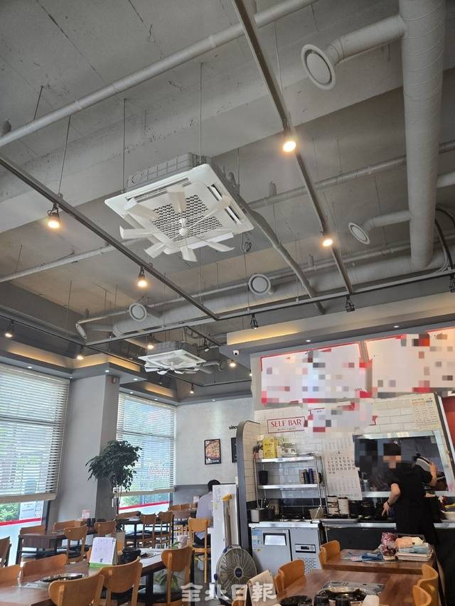 35도가 넘는 날씨에 음식점에서 냉방기구가 작동되고 있다. 김경수 기자