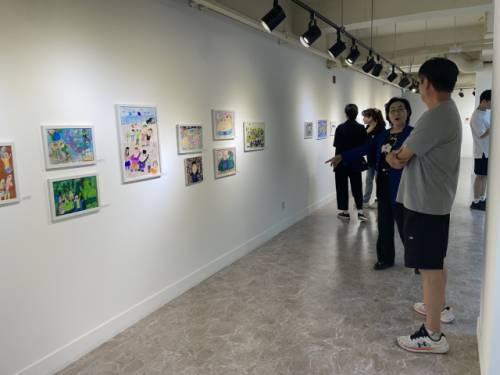 ◇춘천 아트프라자 갤러리에서 열린 ‘두 번째 거북이들의 여름 나들이’ 전시회가 지난 6일 막을 내렸다. 사진은 전시장 전경.