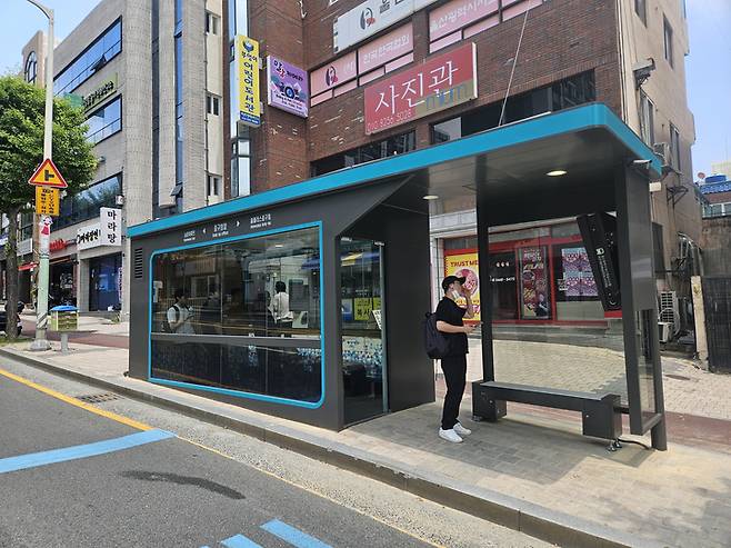 8일 중구청 앞 버스정류장에 설치된 스마트 쉘터.
