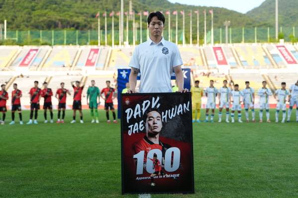 경남FC 수비수 박재환이 지난 5일 창원축구센터에서 K리그 통산 100경기 출전을 축하받으며 기념사진을 찍고 있다.
