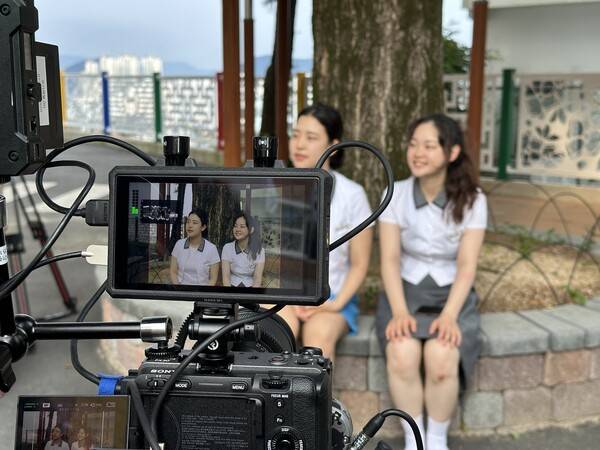 경남 청소년 영화 창작 동아리 씨네틴이 영화를 제작하고 있다. /백솔빈 기자