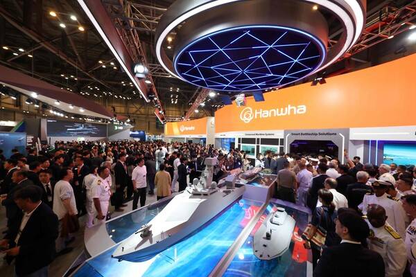 5월 28일 부산 해운대구 벡스코에서 개막한 2025 국제해양방위산업전(MADEX·마덱스)에서 관람객들이 한화 3사 통합부스에서 무인 지휘통제함 시스템 등을 관람하고 있다. /연합뉴스