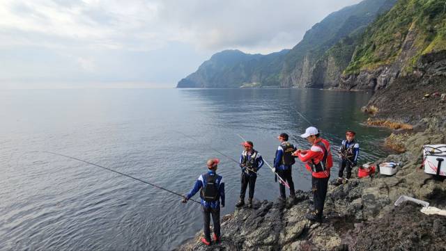 울릉군 벵에돔 토너먼트 전국 낚시대회에 참가한 참가자들이 울릉도 갯바위에서 낚시대회를 진행하고 있다. 매일신문 DB