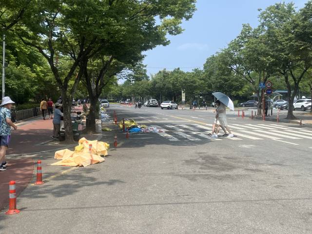 분류가 되지 않은 쓰레기들은 갓길로 잠시 치워졌다. 정두나 기자.