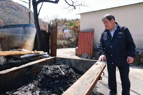 이승화 산청군수가 산불 피해 현장을 점검하고 있다.