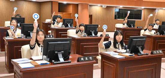 진주시의회를 방문한 선인국제장 학생들이 본회의장에서 지방의정 OX퀴즈에 참여하고 있다. 사진=진주시의회