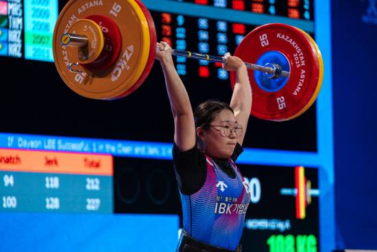 경남체고 이다연이 힘차게 역기를 들어올리고 있다. 사진=전효영 감독