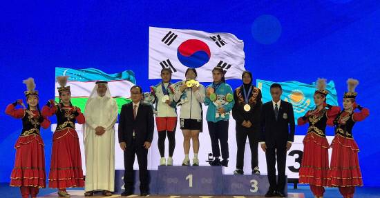 대회 여자 63㎏급 경기에서 3관왕을 차지한 경남체고 이다현(가운데)이 시상식에서 금메달을 3개를 들고 활짝 웃고 있다. 사진=전효영 감독