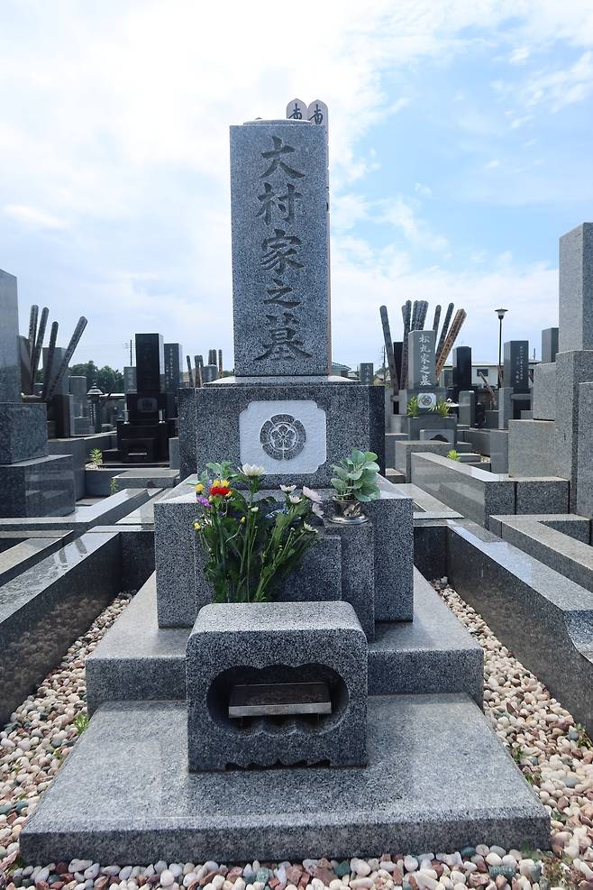 오무라 마스오 선생의 묘.