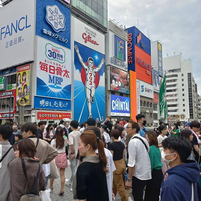 일년 내내 관광객들로 북적이는 오사카 도톤보리. 간판 속 손을 치켜든 글리코가 보인다.