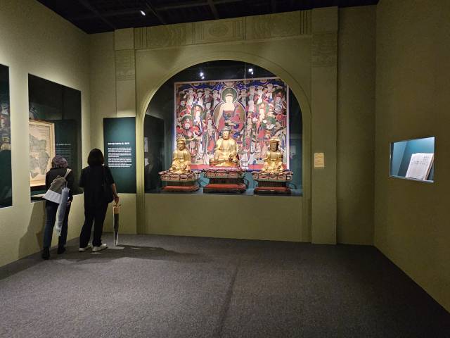 범어사는 이 전시를 위해 나한전의 삼존불을 통째로 대여해주었다. 김효정 기자