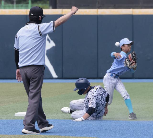 8일 부산 기장군 현대차드림볼파크 리틀야구장에서 열린 제1회 송월타월배 최동원기념 부울경 리틀야구대회 기장군리틀-영도구리틀의 경기. 1회 초 1루에 있던 기장리틀 선수가 내야 땅볼 때 2루에서 아웃되고 있다. 정대현 기자 jhyun@