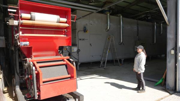 김하영 대표가 양질의 조사료를 생산하는 공정을 설명하고 있다.