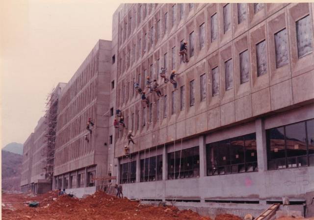 1983년 3월 20일 경남도청사 공사 현장에서 인부들이 외벽 작업을 하고 있다./경남기록원/