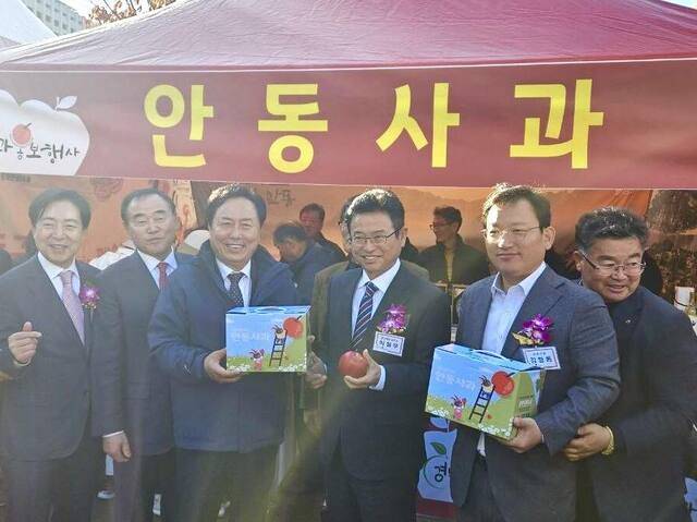 김형동 국회의원(오른쪽 두번째부터 ), 이철우 도지사, 권기창 안동시장 등이 안동사과를 홍보하고 있다. 김형동 페이스북.