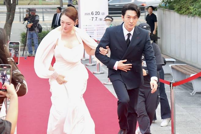 지난 7일 대구오페라하우스 앞 야외광장에서 열린 제19회 DIMF 어워즈 레드카펫 행사에서 뮤지컬 배우 차지연(왼쪽)과 강필석이 입장하고 있다. 정수민기자 jsmean@yeongnam.com