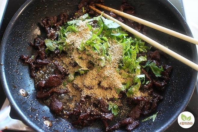 완성되어 파 조청 깨를 넣은 모습