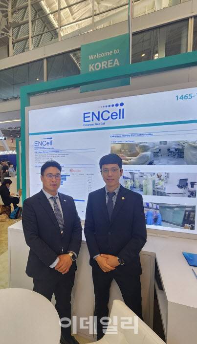 오충섭 이엔셀 해외영업본부장(전략기획실장, 오른쪽)과 염건선 CDMO 사업부 부서장이 최근 미국 매사추세츠주 보스턴에서 열린 바이오USA에서 팜이데일리와 인터뷰 후 포즈를 취하고 있다. (사진=이데일리 김승권 기자)