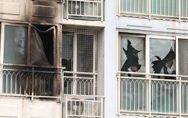 어린이 2명이 숨진 부산 기장군의 한 아파트 6층 화재 현장에서 3일 오전 경찰, 소방, 국립과학수사연구원 등이 합동 감식을 벌이고 있다. (사진=연합뉴스)