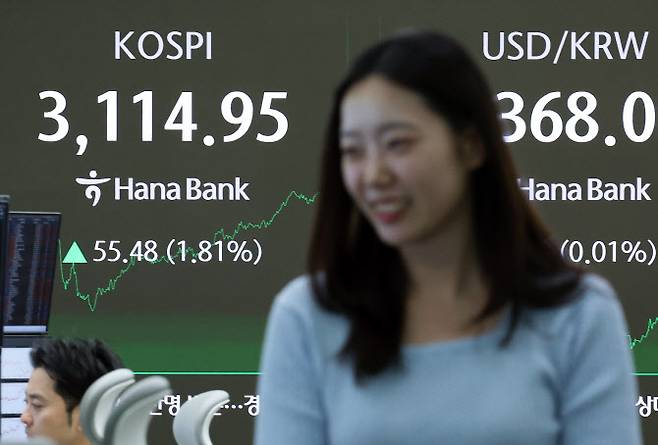 코스피가 미국발 관세 위협을 뚫고 다시 3100선을 회복한 8일 오후 서울 중구 하나은행 본점 딜링룸 전광판에 코스피 종가가 표시되고 있다. (사진=뉴스1)