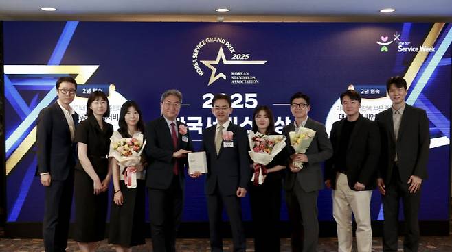 대한항공씨앤디서비스 최덕진 대표(왼쪽 다섯번째)가 2025 한국서비스대상에서  기내식 및 기내면세 부문 종합대상을 수상했다. (사진=대한항공씨앤디서비스)