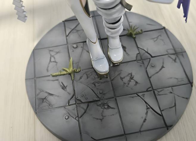 - 20만 원대 피규어에 걸맞게 지지대 바닥도 디테일을 넣었다&nbsp;