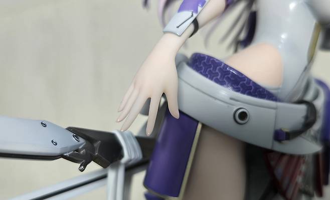 - 손가락, 손톱 디테일도 훌륭하다