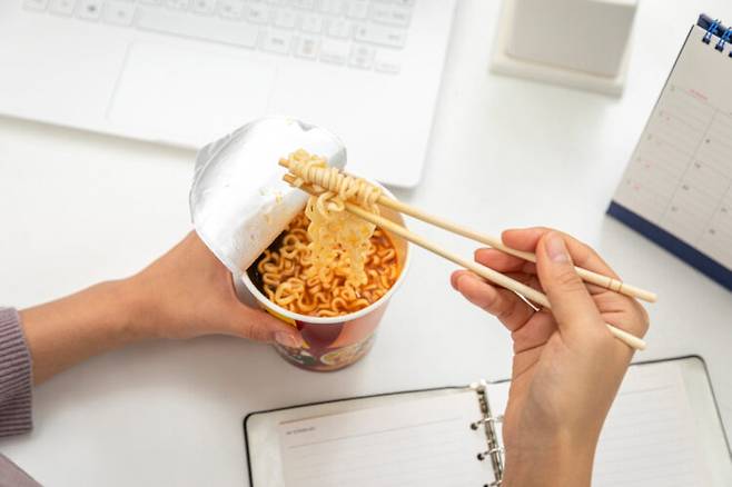 음식의 짠 맛을 내는 나트륨은 생리적 기능을 수행하는 데 필수적인 미네랄이다. 그러나 나트륨을 과다 섭취하면 각종 만성 질환 위험이 증가하고, 노화가 빨라지는 것으로 나타났다. [사진=클립아트코리아]