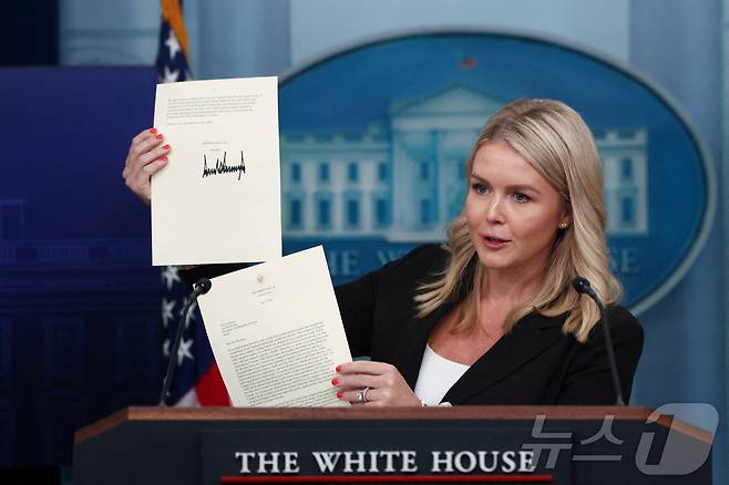 캐롤라인 레빗 백악관 대변인 7일(현지시간) 워싱턴DC 백악관 열린 정례 브리핑에서 도널드 트럼프 미국 대통령이 이재명 한국 대통령에게 보내는 관세 서한을 들어 보이고 있다.2025.07.07 ⓒ 로이터=뉴스1 ⓒ News1 류정민 특파원