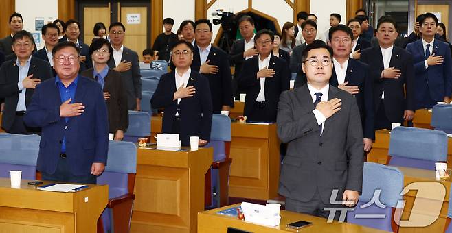 지난해 8월 박찬대 더불어민주당 대표 직무대행 겸 원내대표와 김태년 의원 등이 서울 여의도 국회 의원회관에서 열린 민주당 공부모임 '경제는 민주당' 출범식에서 국민의례를 하고 있다. 2024.8.6/뉴스1 ⓒ News1 김민지 기자