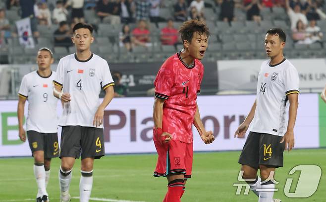 김주성이 7일 오후 경기 용인시 처인구 용인미르스타디움에서 열린 2025 동아시아축구연맹(EAFF) E-1 챔피언십 남자부 대한민국과 중국의 경기에서 슛을 넣은 뒤 기뻐하고 있다. 2025.7.7/뉴스1 ⓒ News1 김영운 기자