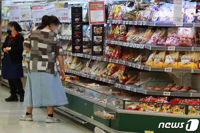 서울의 한 대형 마트를 찾은 시민들이 장을 보고 있다. 2021.9.23/뉴스1 ⓒ News1 구윤성 기자