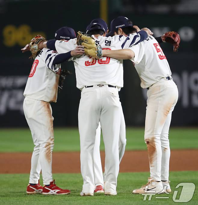 승리에 기뻐하는 롯데 자이언츠 선수들 2025.5.7/뉴스1 ⓒ News1 윤일지 기자