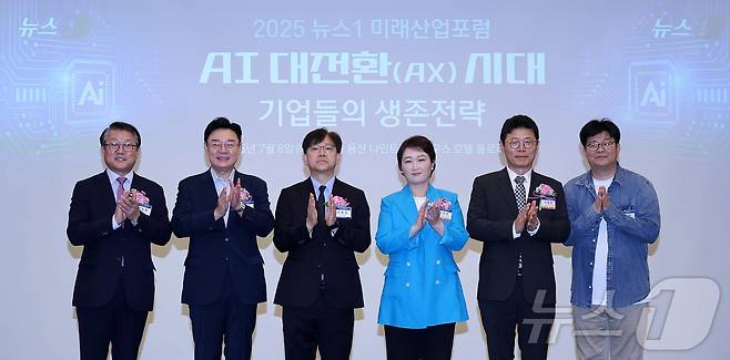 8일 서울 용산 나인트리 프리미어 로카우스 호텔 플로리스에서 'AI 대전환(AX) 시대- 기업들의 생존전략'을 주제로 열린 2025 뉴스1 미래산업포럼(NFIF)에서 이영섭 뉴스1 대표이사, 이언주 더불어민주당 최고위원, 김성원 국민의힘 의원 등 참석자들이 기념 촬영을 하고 있다. 2025.7.8/뉴스1 ⓒ News1 박지혜 기자