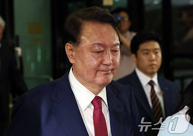 윤석열 전 대통령이 5일 오후 서초구 서울고등검찰청에서 내란특검 2차 대면조사를 받은 뒤 청사를 나서고 있다./뉴스1 ⓒ News1 구윤성 기자