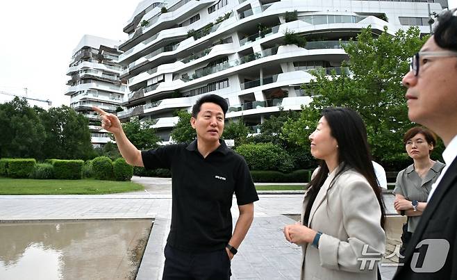 오세훈 서울시장이 5일(현지시간) 이탈리아 밀라노에서 과거 전시회장 부지가 복합주거상업시설로 재탄생된 '시티라이프'를 둘러보고 있다.(서울시 제공)