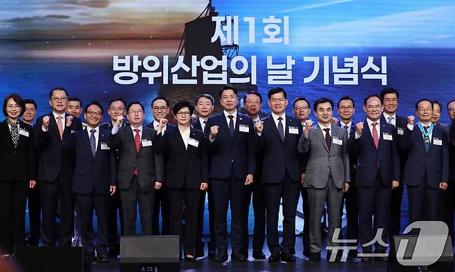 안규백 국방부 장관 후보자와 석종건 방위사업청장 등 참석자들이 8일 오전 서울 용산구 그랜드하얏트서울에서 열린 제1회 방위산업의 날 기념식에서 기념촬영을 하고 있다. 2025.7.8/뉴스1 ⓒ News1 구윤성 기자