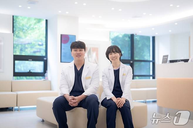 권정현(오른쪽)·김현우 모모동물의료센터 원장(동물병원 제공) ⓒ 뉴스1