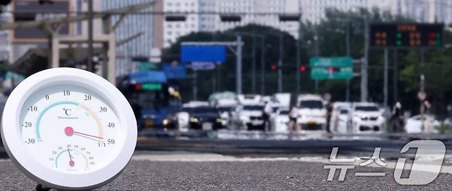 서울 기온이 37.1도까지 오르면서 근대적인 기상관측을 시작한 이래 7월 상순 기온으론 역대 최고치를 기록한 8일 서울 영등포구 여의도 일대 뜨겁게 달궈진 아스팔트 위로 아지랑이가 피어오르고 있다. 종전 서울(종로구 서울기상관측소 기준) 7월 상순 최고기온은 1939년 7월 9일 기록된 36.8도로 86년 만에 신기록이 세워졌다. 2025.7.8/뉴스1 ⓒ News1 김성진 기자