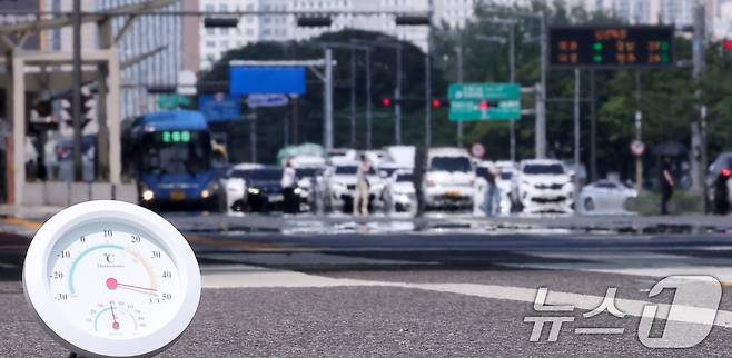 서울 기온이 37.1도까지 오르면서 근대적인 기상관측을 시작한 이래 7월 상순 기온으론 역대 최고치를 기록한 8일 서울 영등포구 여의도 일대 뜨겁게 달궈진 아스팔트 위로 아지랑이가 피어오르고 있다. 종전 서울(종로구 서울기상관측소 기준) 7월 상순 최고기온은 1939년 7월 9일 기록된 36.8도로 86년 만에 신기록이 세워졌다. 2025.7.8/뉴스1 ⓒ News1 김성진 기자