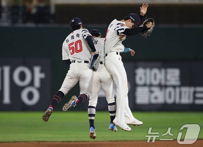 승리에 기뻐하는 롯데 자이언츠 선수들. 2025.5.7/뉴스1 ⓒ News1 윤일지 기자