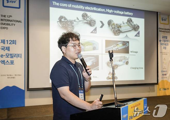 이종욱 한국기술교육대 교수가 8일 제주 서귀포 제주신화월드에서 한국자동차기자협회가 개최한 '2025 전동화 시대로의 대전환' 포럼에서 차세대 e-모빌리티 안전 기술 트렌드를 주제로 발표하고 있다(한국차기자협회 제공). 2025.07.08.