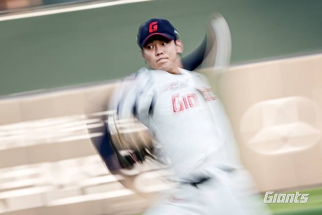 롯데 자이언츠 투수 홍민기는 8일 부산 사직구장에서 열린 KBO리그 두산 베어스전에 선발 등판해 5이닝 7탈삼진 1실점 호투를 펼쳤지만 데뷔 첫 승을 놓쳤다. (롯데 자이언츠 제공)