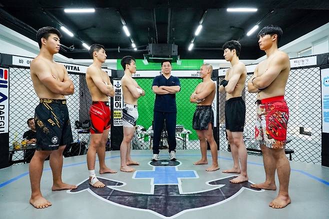 KMMA 메인스폰서 뽀빠이연합의원 김성배 대표원장(가운데)이 ‘뽀빠이연합의원KMMA31대구’ 세 체급 타이틀매치 출전 선수와 함께 페이스오프 촬영을 하고 있다. 사진 | 스탠다드앤드프로그레스 스포츠에이전시